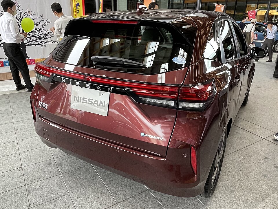 日産 ノート オーラ 初代 前期 の後方写真