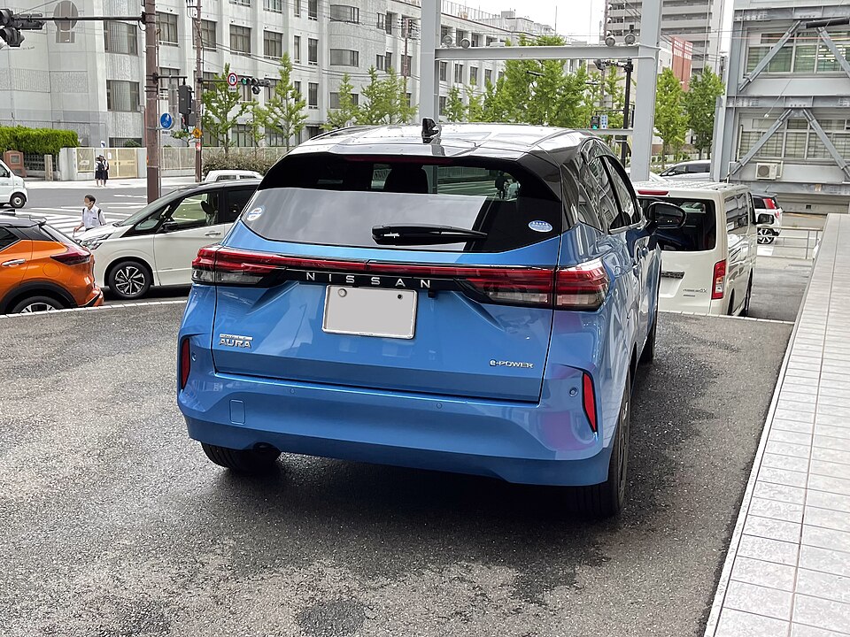 日産 ノート オーラ 初代 前期 の後方写真