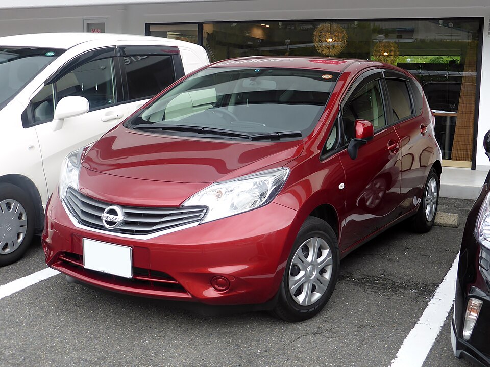 日産 ノート 2代目 の正面写真