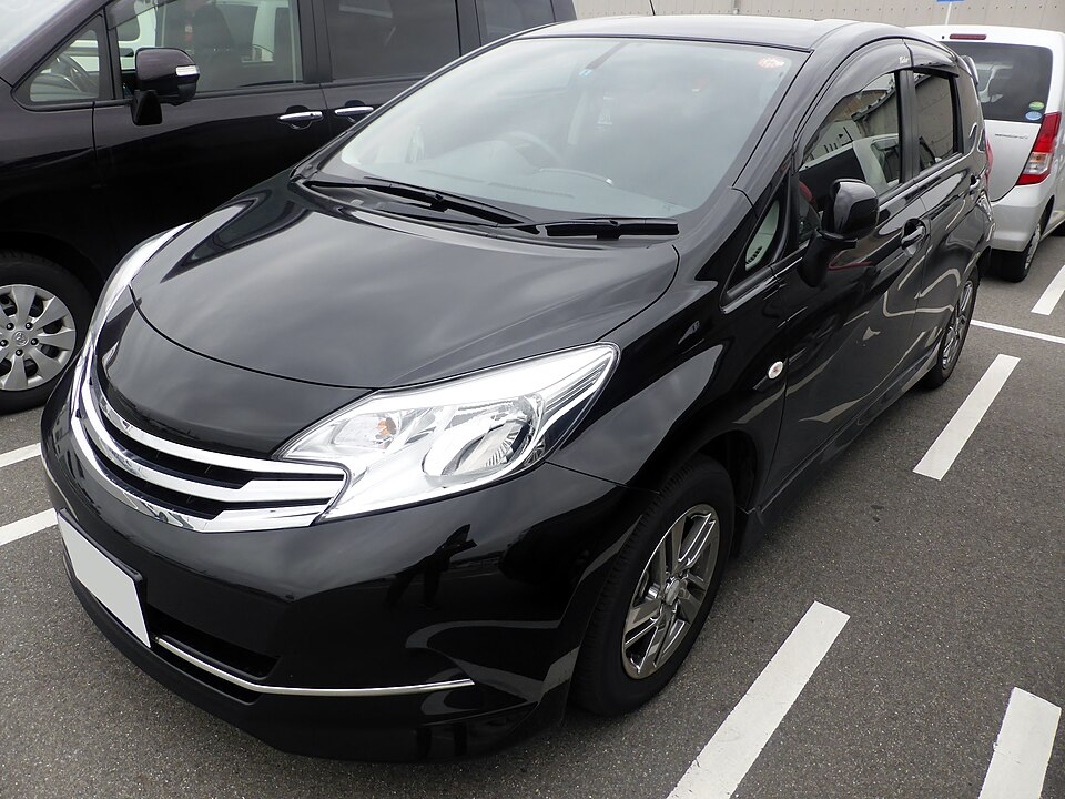 日産 ノート 2代目 の正面写真