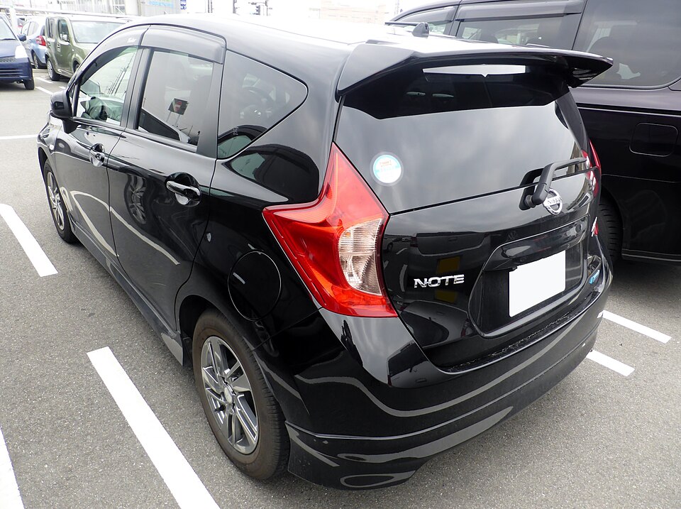 日産 ノート 2代目 Rider の後方写真