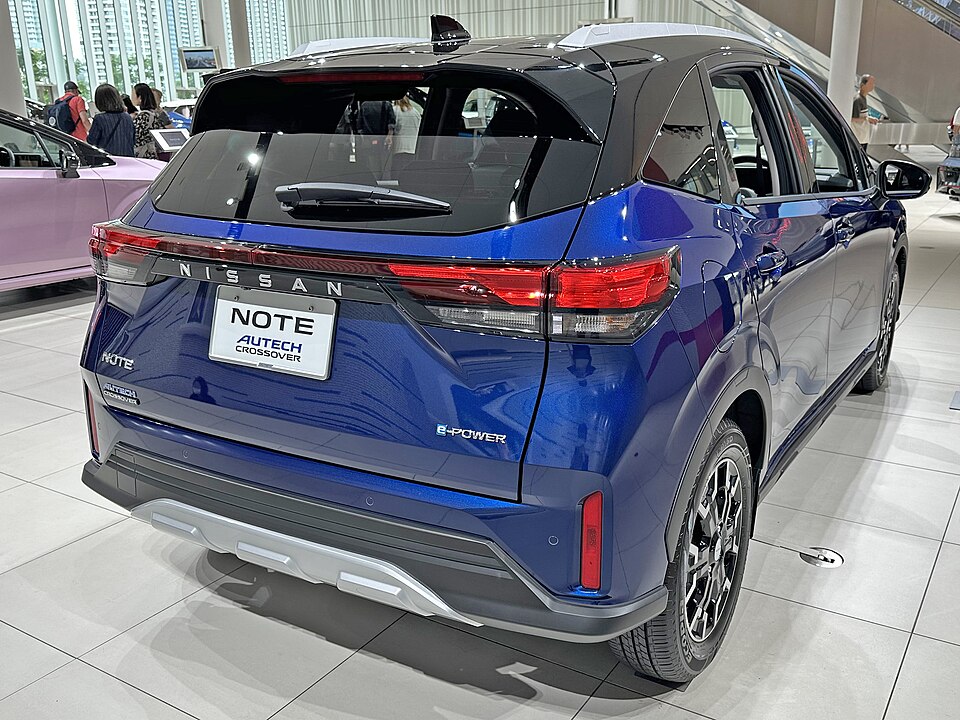 日産 ノート 3代目 後期 AUTECH CROSSOVER の後方写真