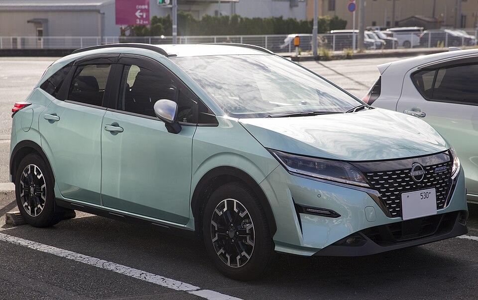 日産 ノート 3代目 後期 AUTECH CROSSOVER の斜め前写真