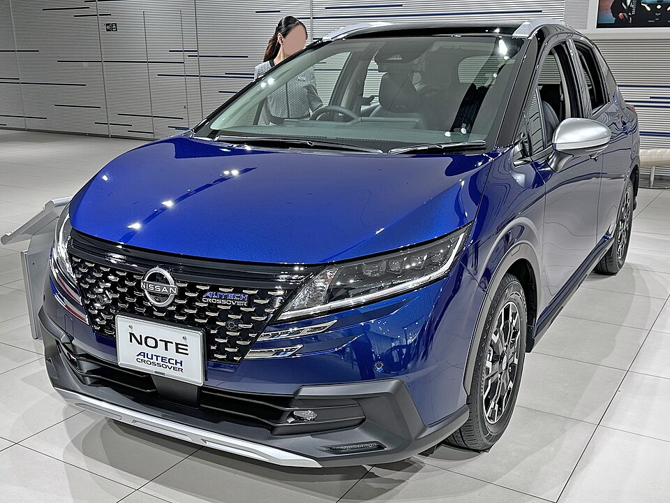 日産 ノート 3代目 後期 AUTECH CROSSOVER の斜め前写真