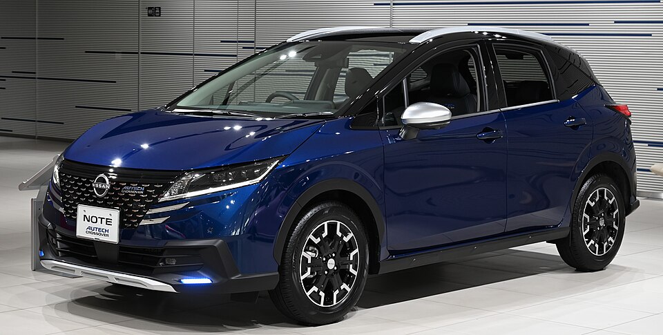 日産 ノート 3代目 後期 AUTECH CROSSOVER の斜め前写真