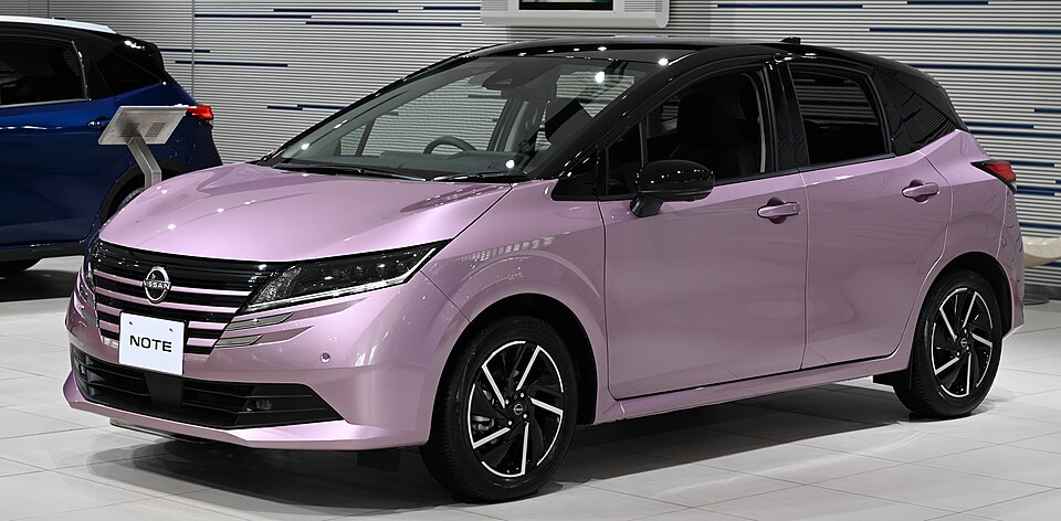 日産 ノート 3代目 後期 の斜め前写真