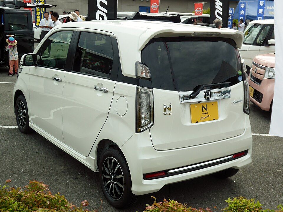 ホンダ N-WGN 初代 カスタム の後方写真