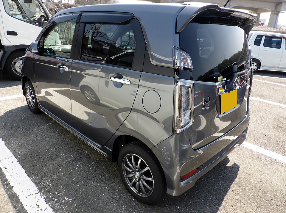 ホンダ N-WGN 初代 カスタム の後方写真
