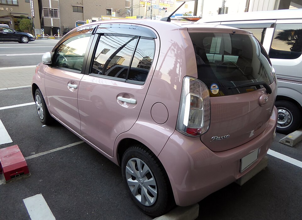 トヨタ パッソ 2代目 の後方写真
