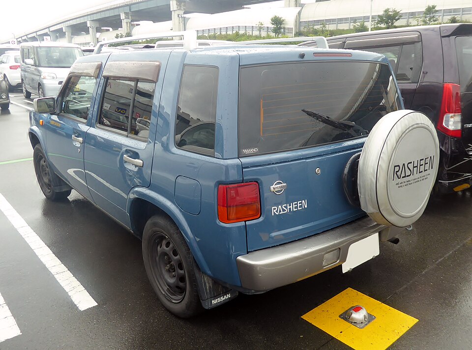 日産 ラシーン 初代 の後方写真
