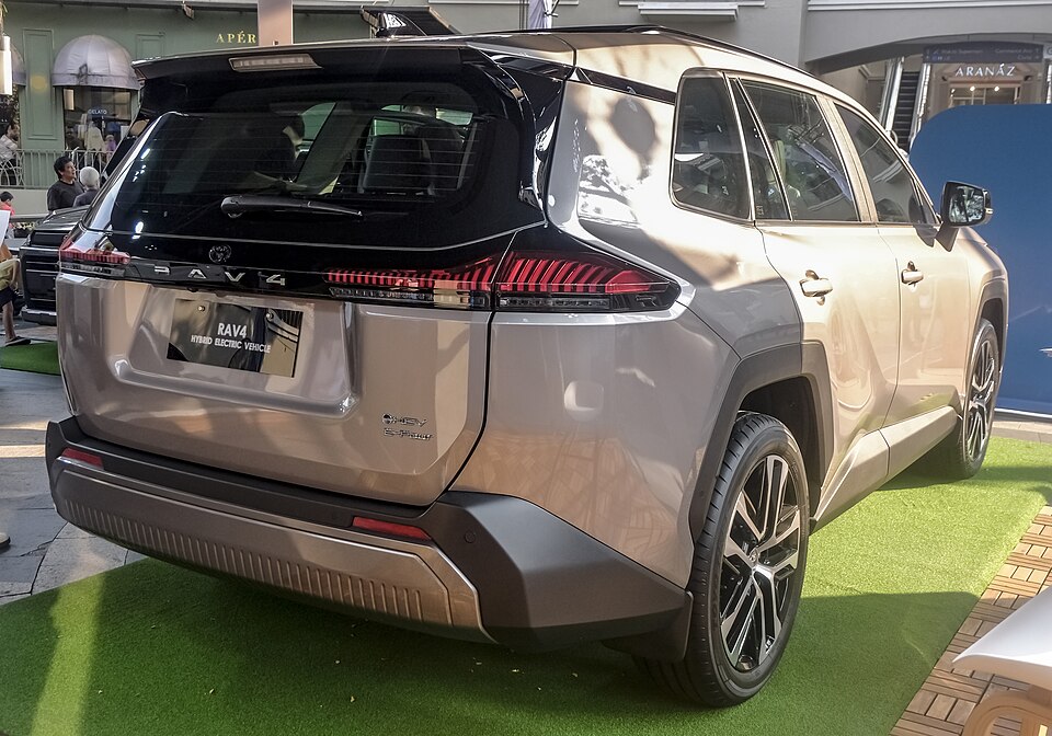 トヨタ RAV4 6代目 の後方写真