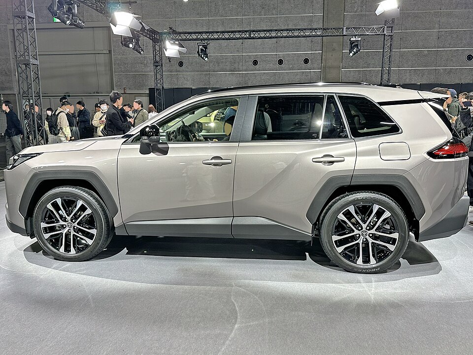 トヨタ RAV4 6代目 の横写真
