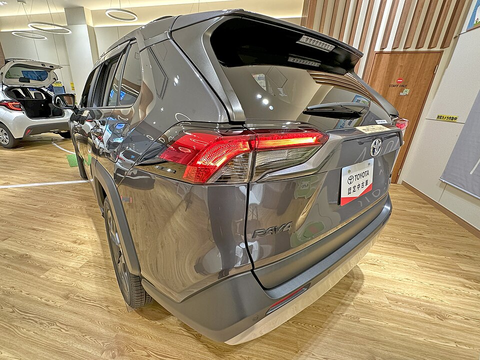 トヨタ RAV4 5代目 アドベンチャー の後方写真