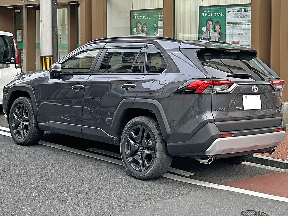 トヨタ RAV4 5代目 アドベンチャー の後方写真
