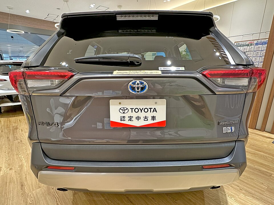 トヨタ RAV4 5代目 アドベンチャー の後方写真
