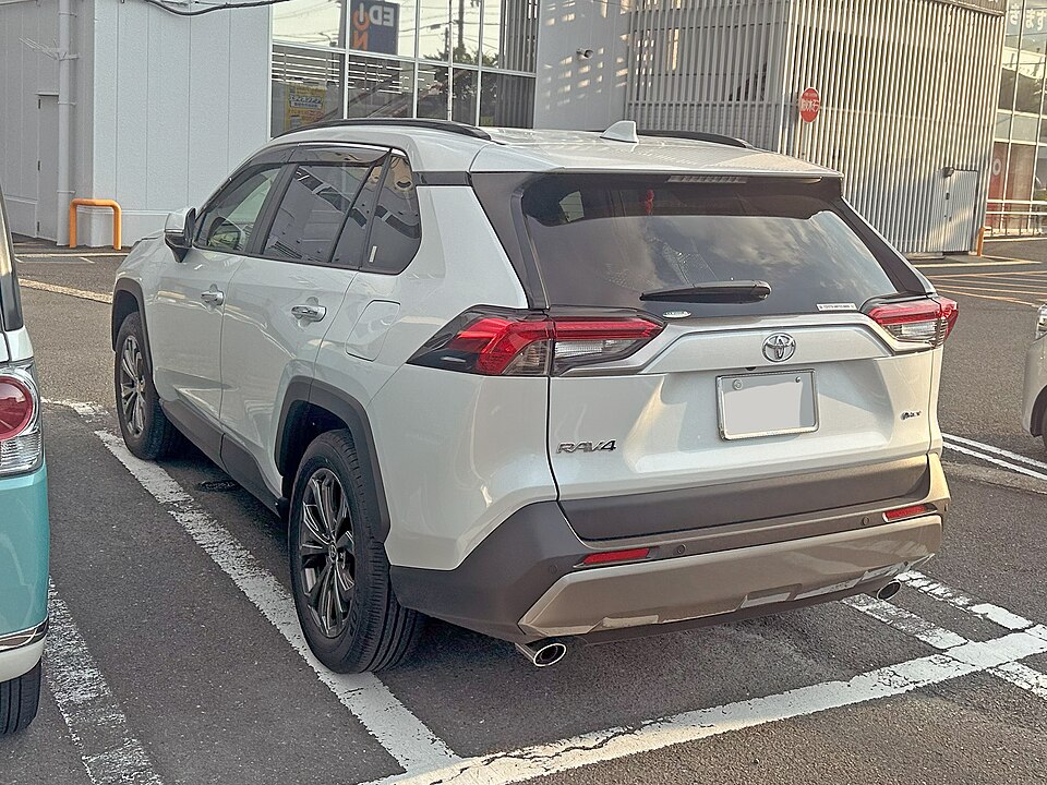 トヨタ RAV4 5代目 の後方写真