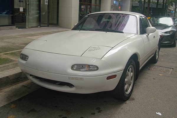 ロードスター 初代 (NA) の斜め前写真