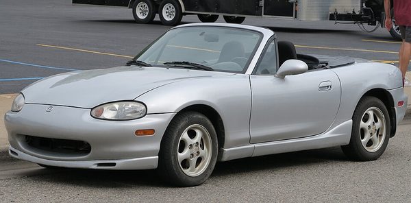 ロードスター 2代目 (NB) の斜め前写真