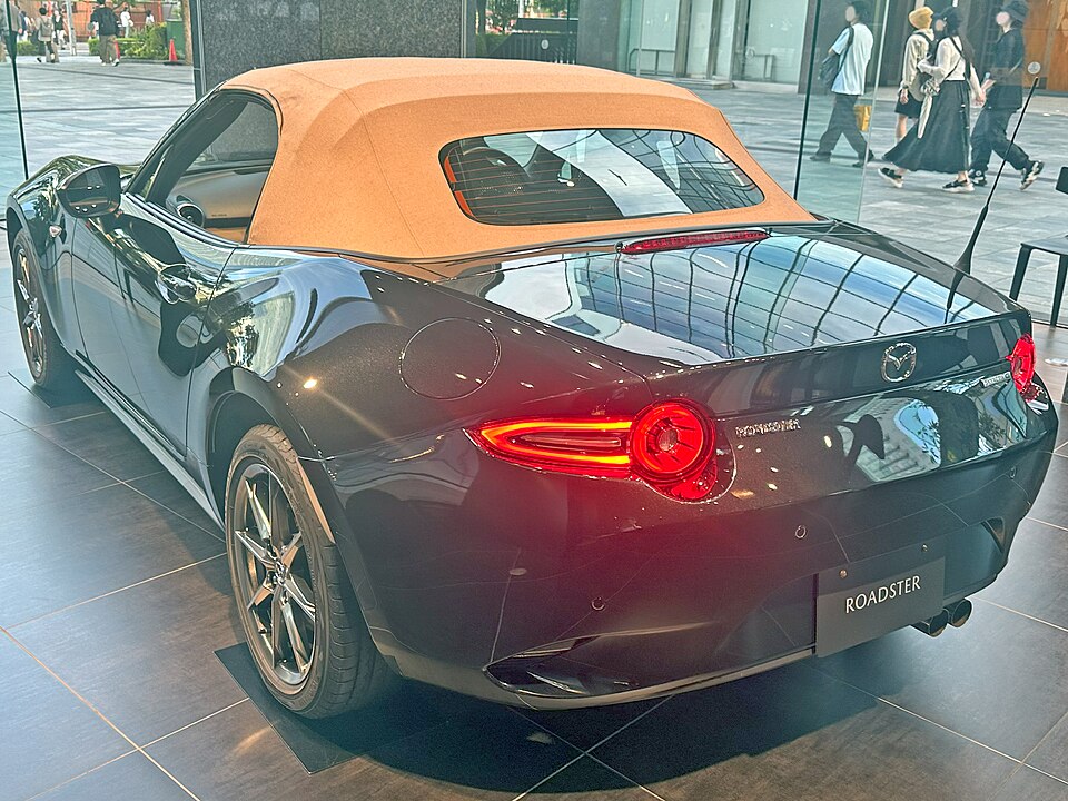 マツダ ロードスター 4代目 (ND) の後方写真