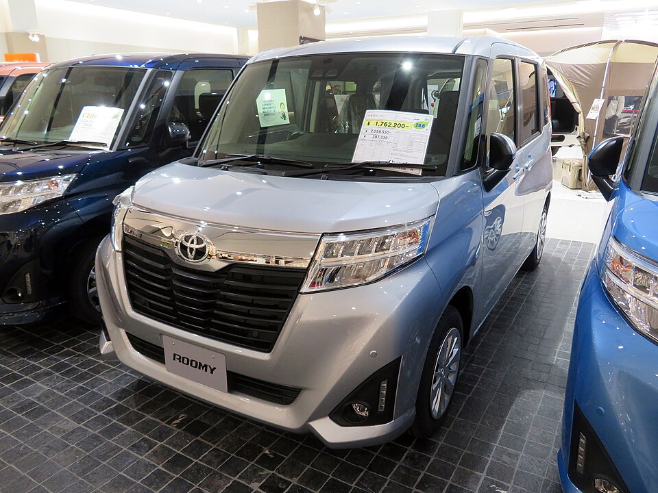トヨタ ルーミー 初代 前期 の斜め前写真
