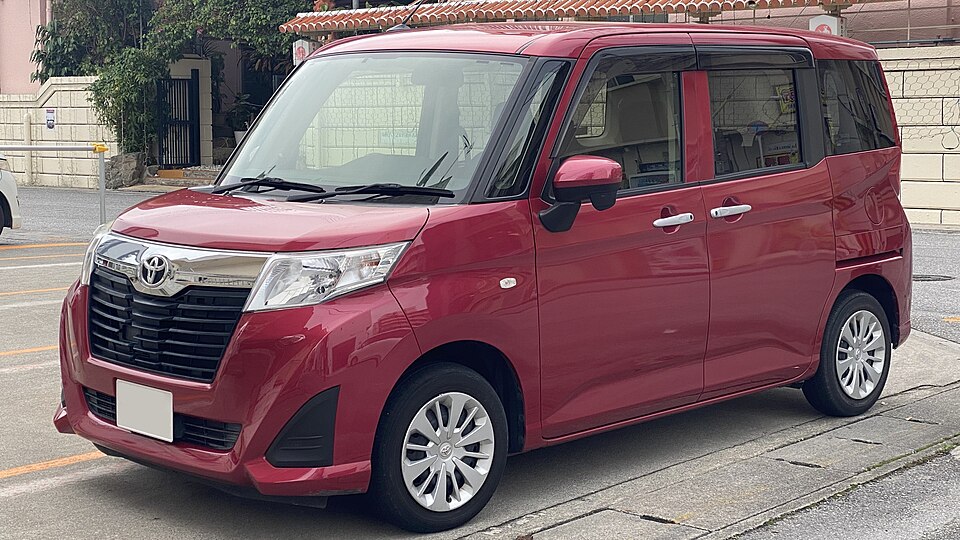 トヨタ ルーミー 初代 前期 の斜め前写真
