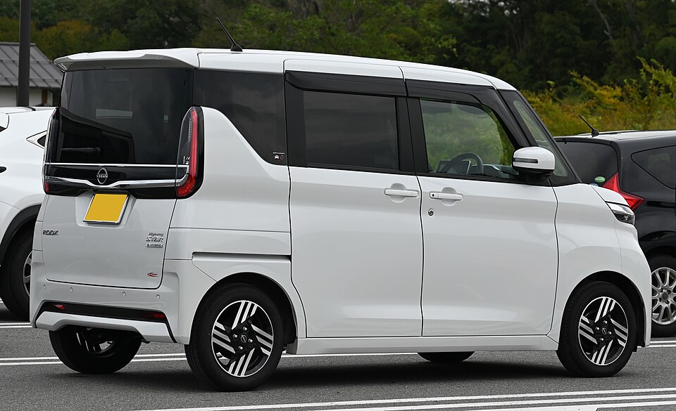 日産 ルークス 3代目 後期 ハイウェイスター の後方写真
