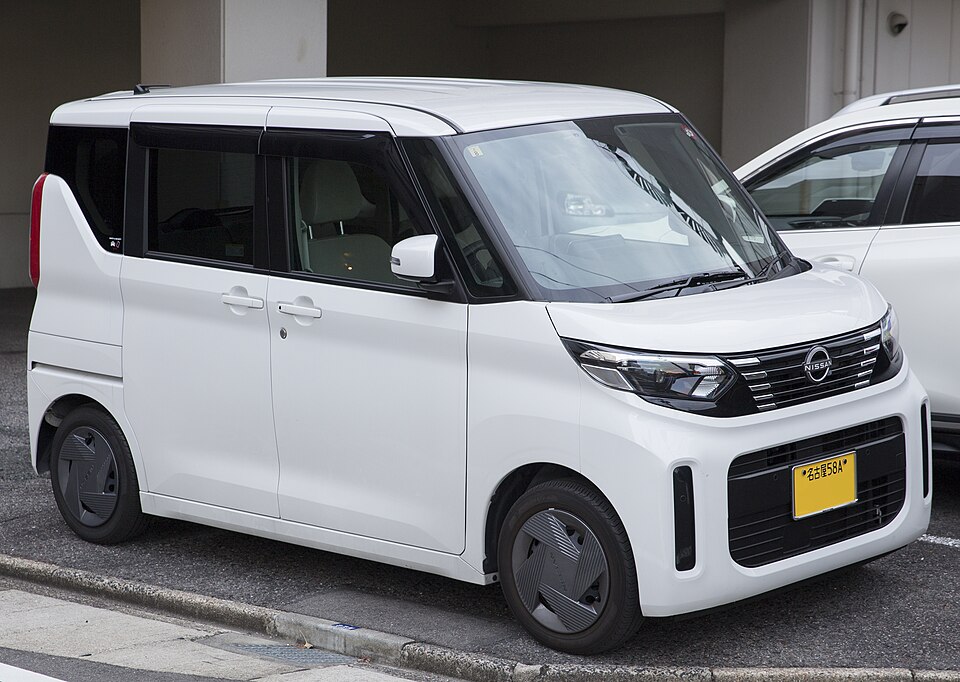 日産 ルークス 3代目 後期 の斜め前写真