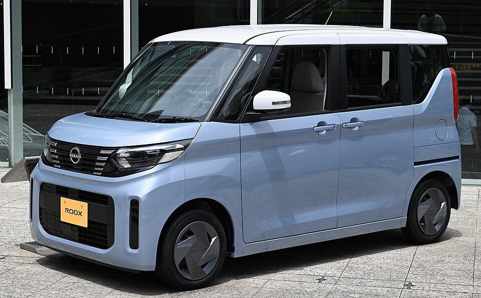 日産 ルークス 3代目 後期 の斜め前写真