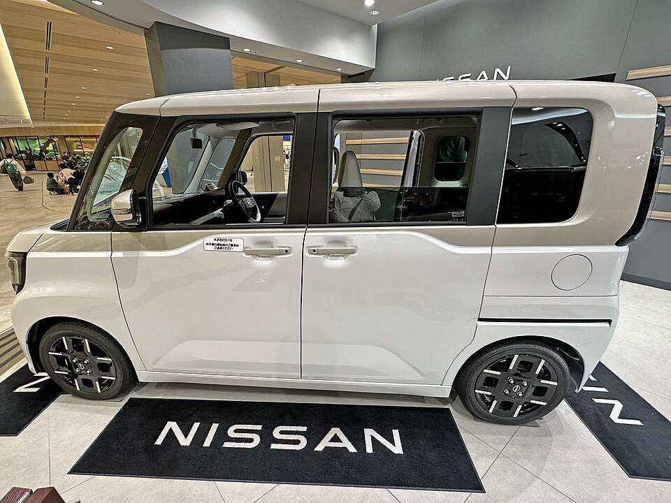 日産 ルークス 4代目 ハイウェイスター の横写真