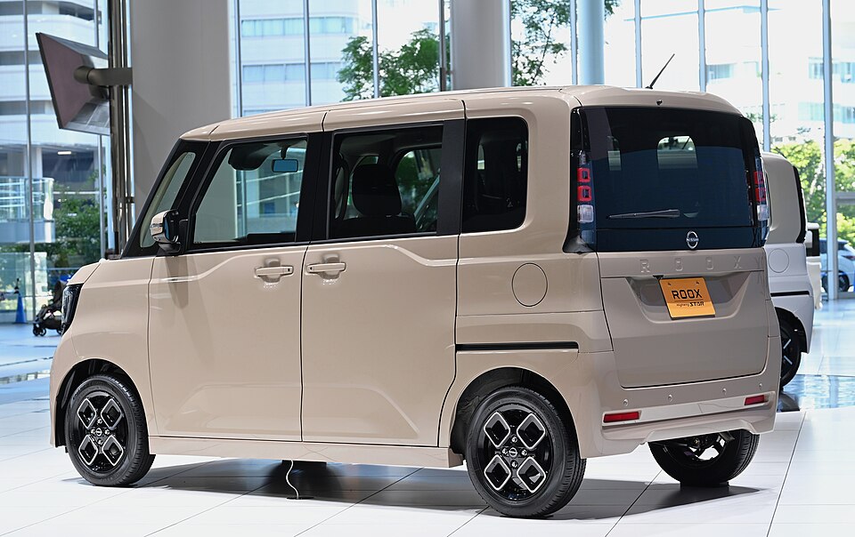 日産 ルークス 4代目 ハイウェイスター の後方写真