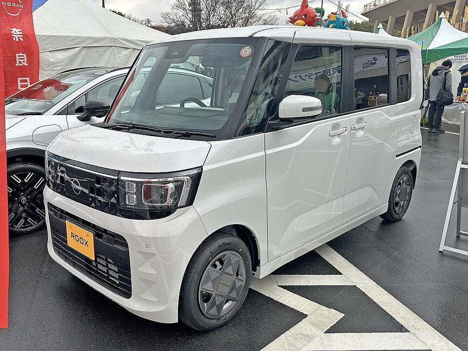 日産 ルークス 4代目 の斜め前写真