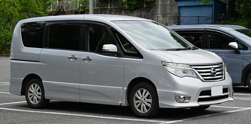 日産 セレナ 4代目 後期 ハイウェイスター の斜め前写真