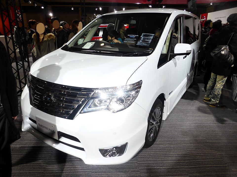 日産 セレナ 4代目 後期 ハイウェイスター の斜め前写真