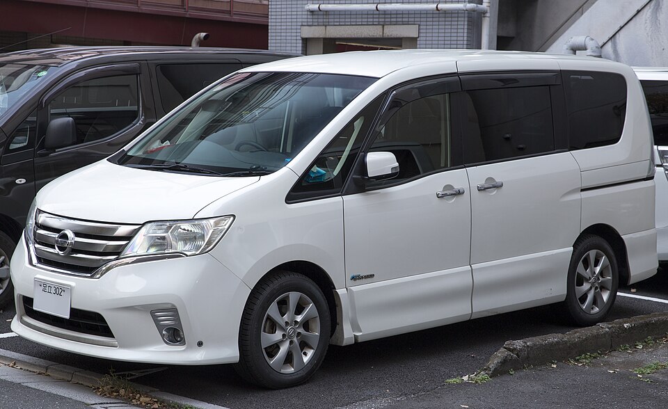 日産 セレナ 4代目 前期 ハイウェイスター の斜め前写真