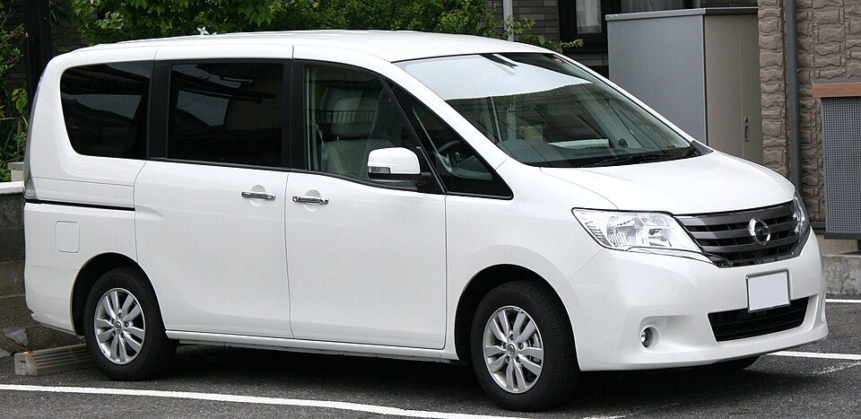 日産 セレナ 4代目 の外観写真