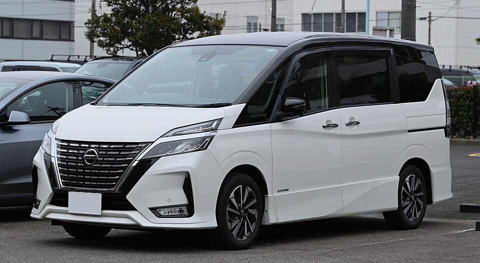 日産 セレナ 5代目 後期 ハイウェイスター の斜め前写真