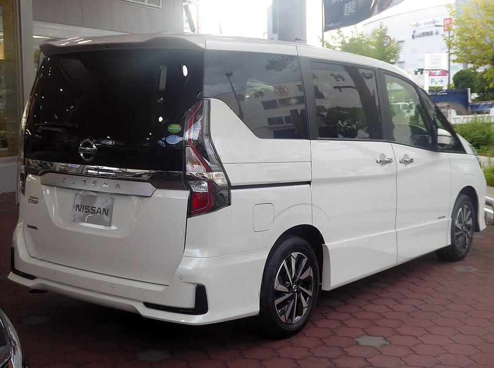 日産 セレナ 5代目 後期 ハイウェイスター の後方写真
