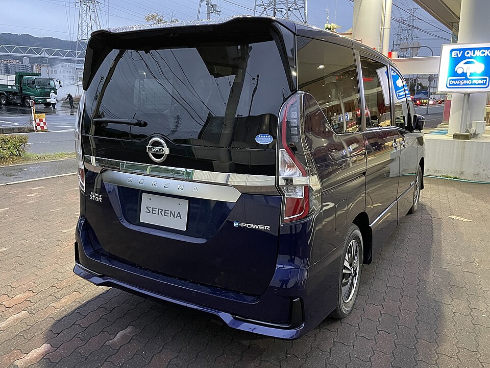 日産 セレナ 5代目 後期 ハイウェイスター の後方写真