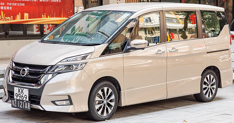 日産 セレナ 5代目 前期 ハイウェイスター の斜め前写真