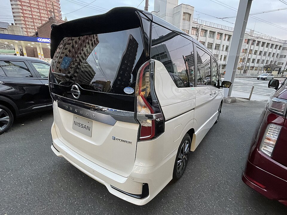 日産 セレナ 5代目 後期 の後方写真