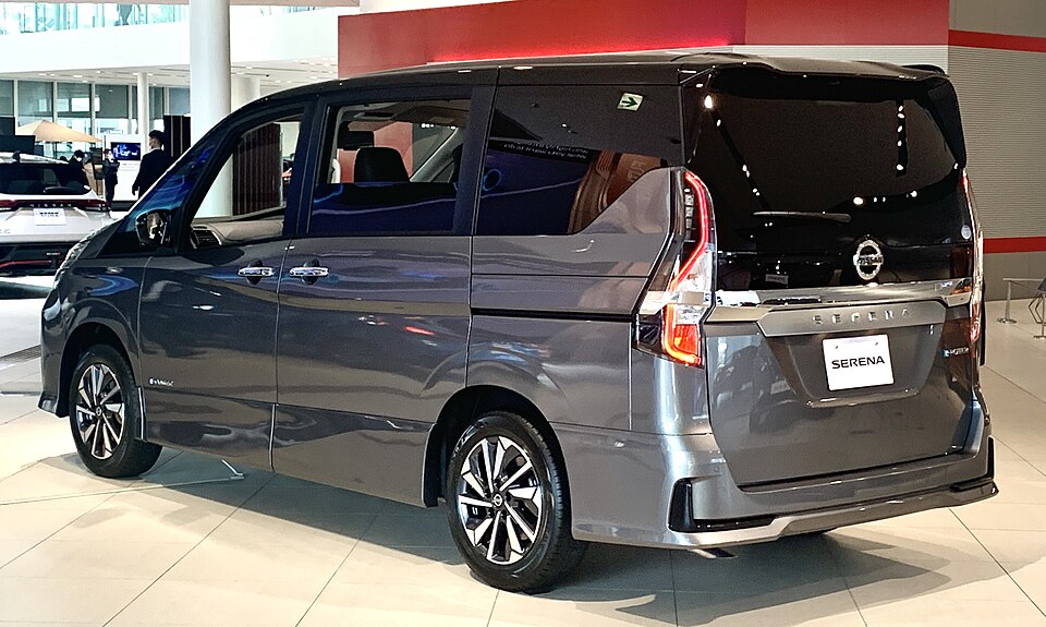 日産 セレナ 5代目 後期 の後方写真