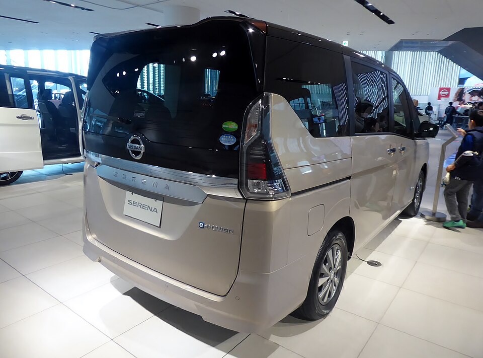 日産 セレナ 5代目 前期 の後方写真