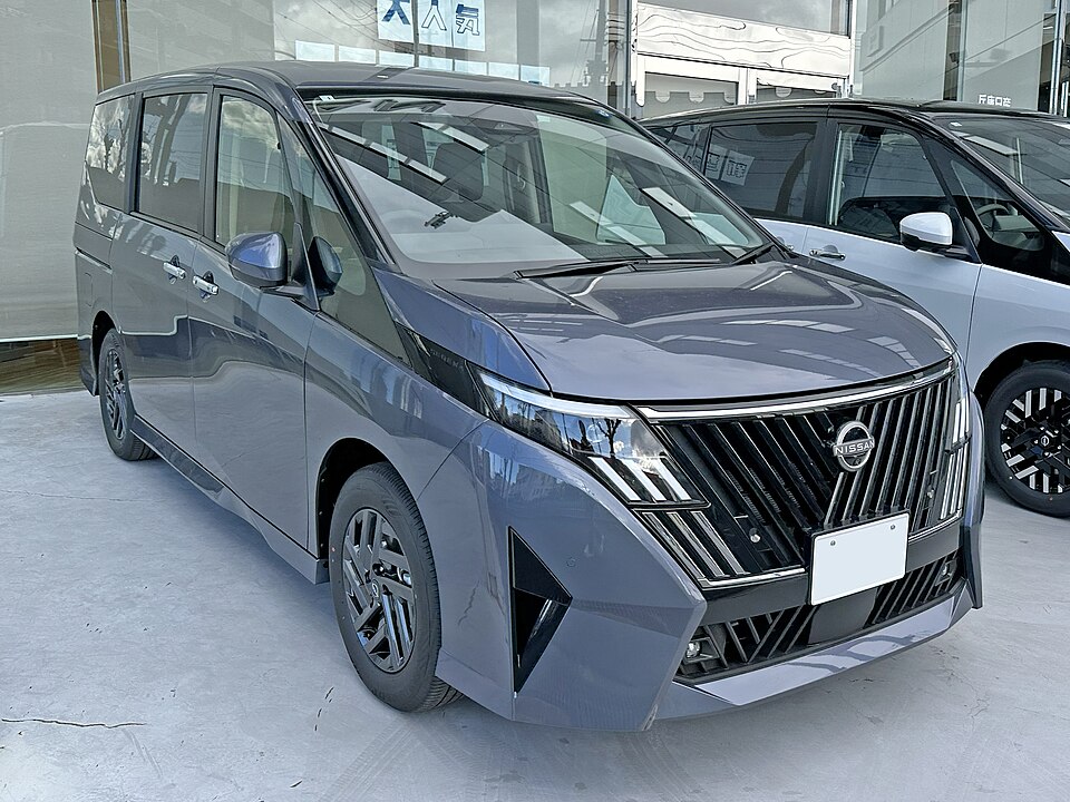 日産 セレナ 6代目 ハイウェイスターV・LUXION の斜め前写真