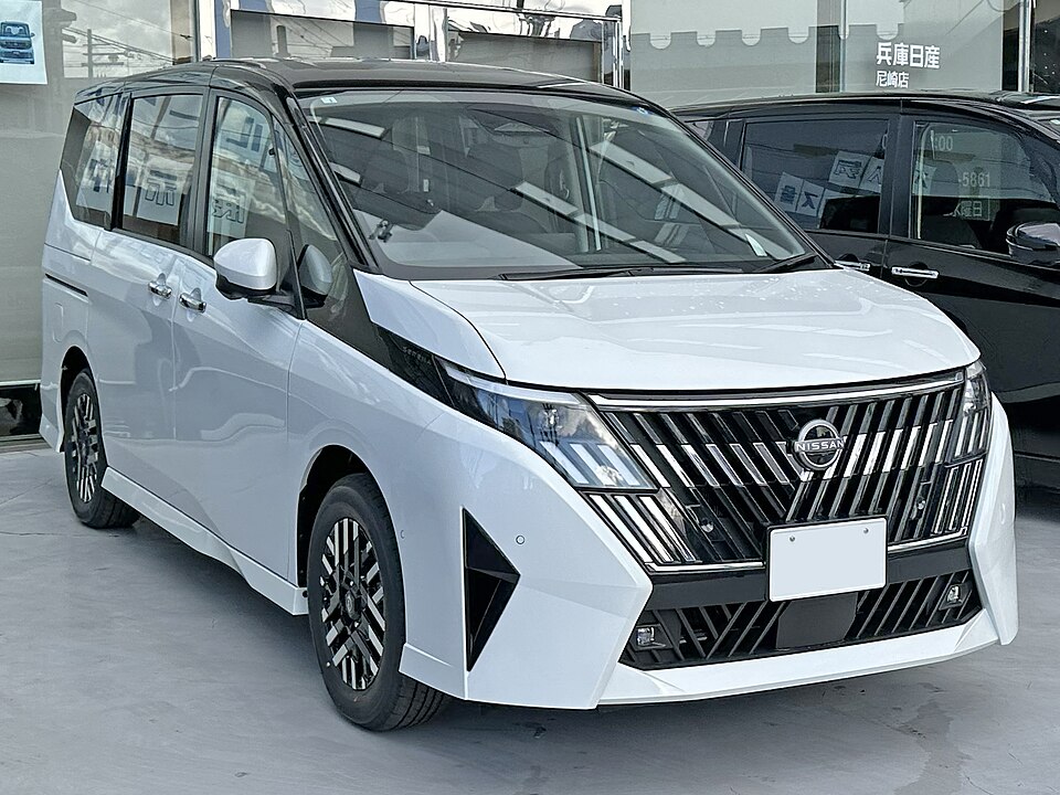 日産 セレナ 6代目 ハイウェイスターV・LUXION の斜め前写真