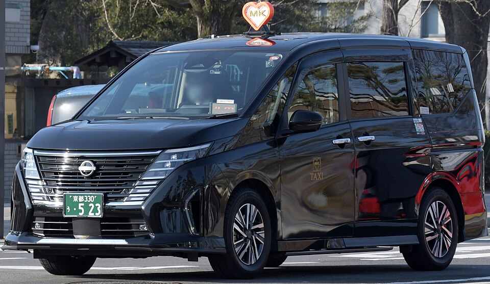 日産 セレナ 6代目 ハイウェイスター の斜め前写真