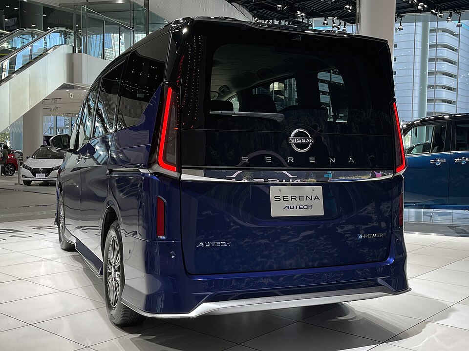 日産 セレナ 6代目 の後方写真