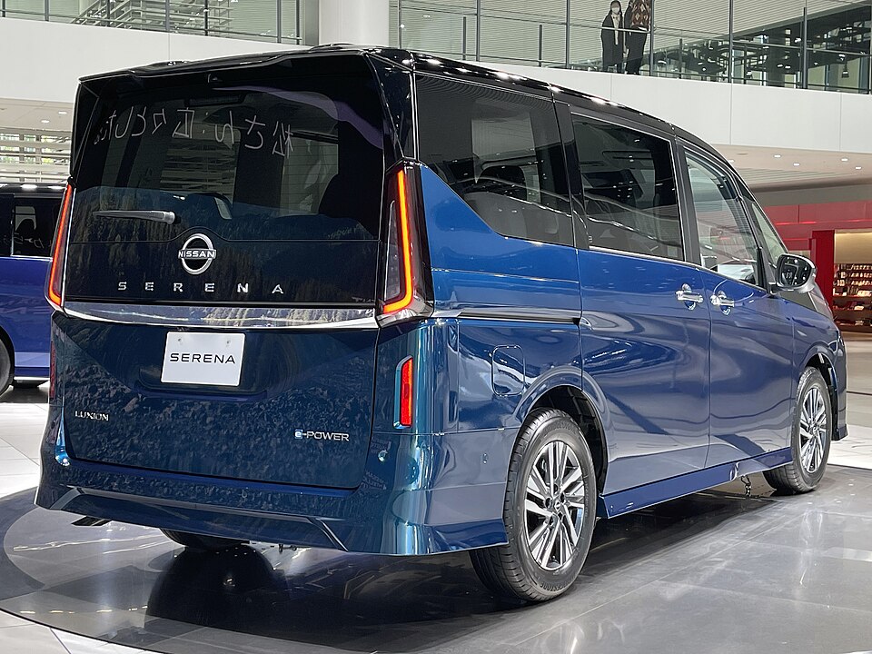 日産 セレナ 6代目 の後方写真