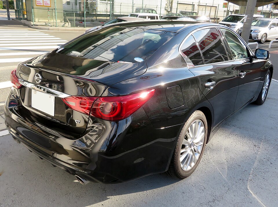 日産 スカイライン 13代目 (V37) 後期 の後方写真