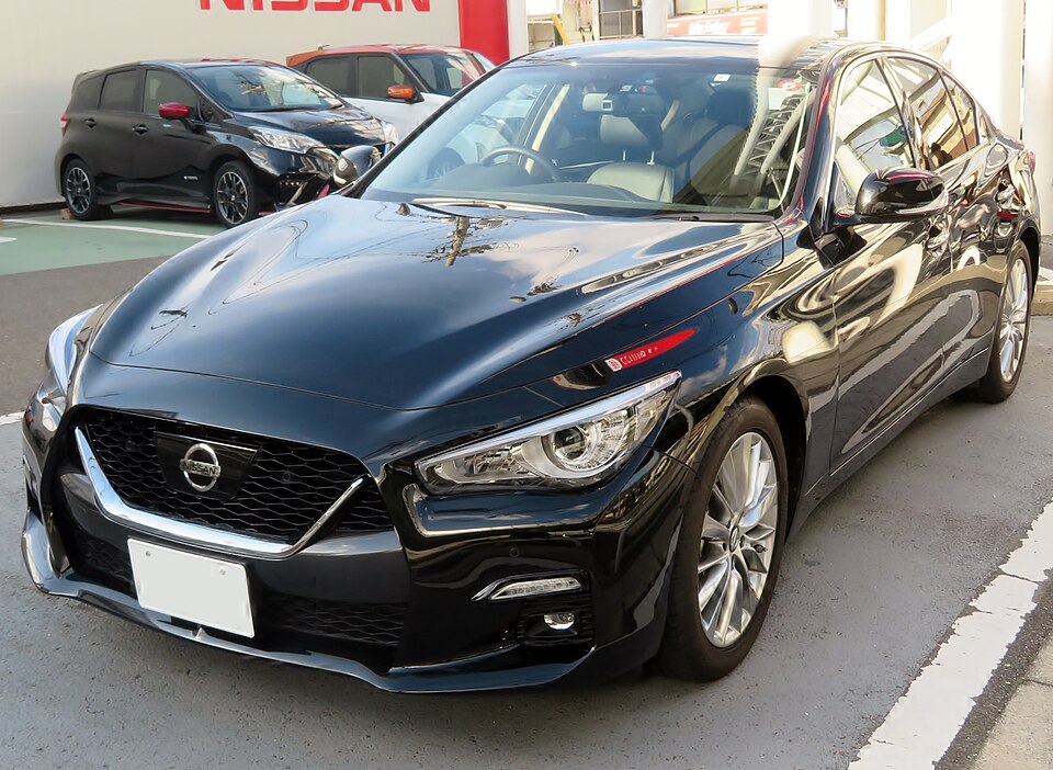 日産 スカイライン 13代目 (V37) 後期 の斜め前写真