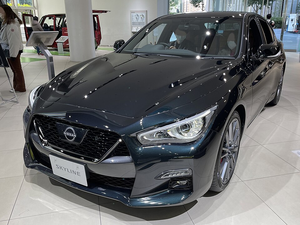 日産 スカイライン 13代目 (V37) 後期 の斜め前写真